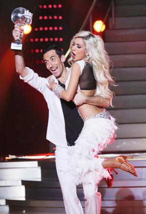نايا تفوز بجدارة كأس  Dancing with the Stars